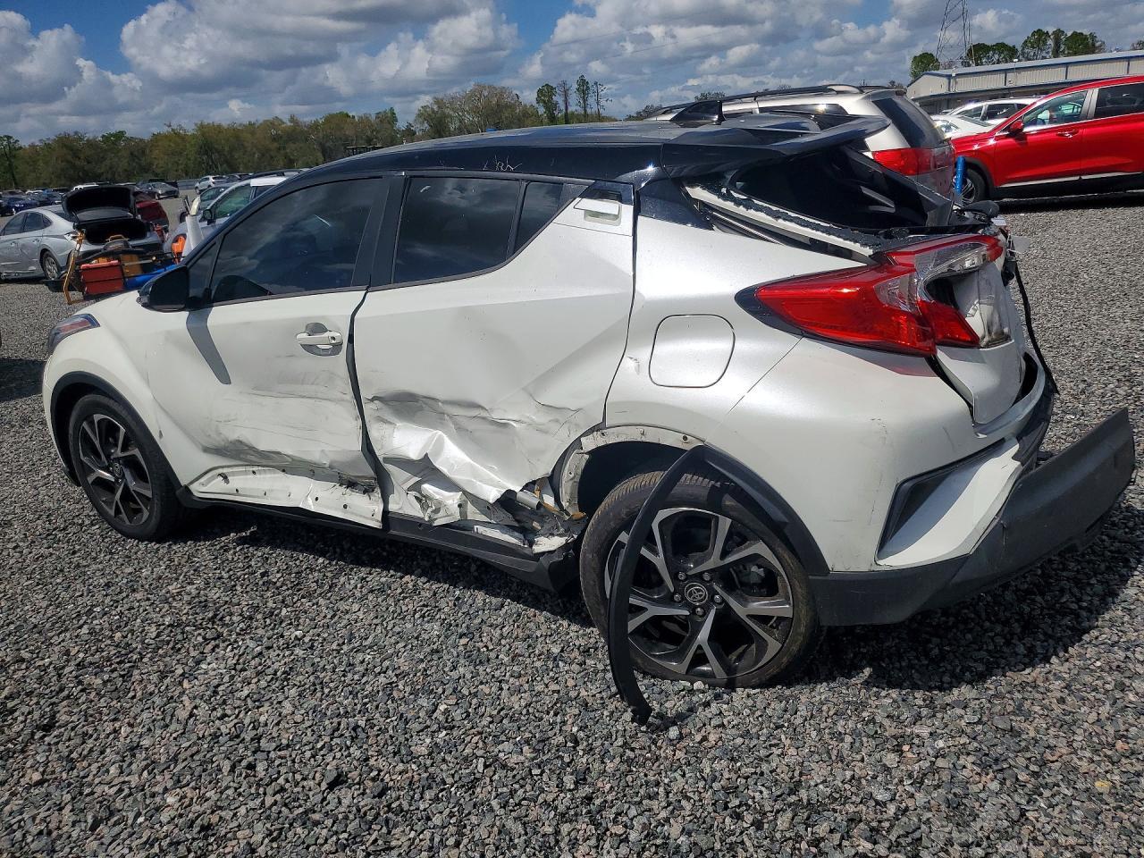 2020 Toyota C-Hr Xle - zdjęcie 2