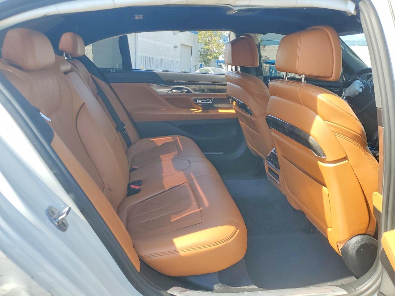 2018 BMW 750 I - zdjęcie 10