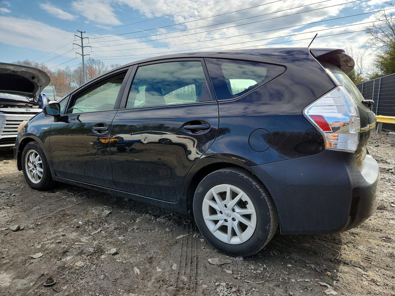2013 Toyota Prius V Two - zdjęcie 2