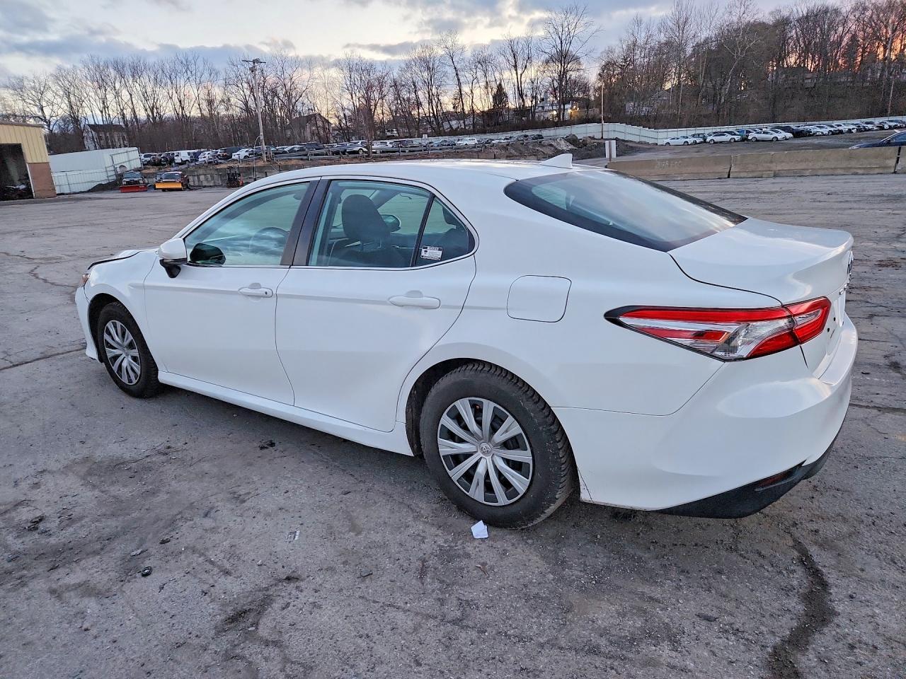2020 Toyota Camry Le - zdjęcie 2
