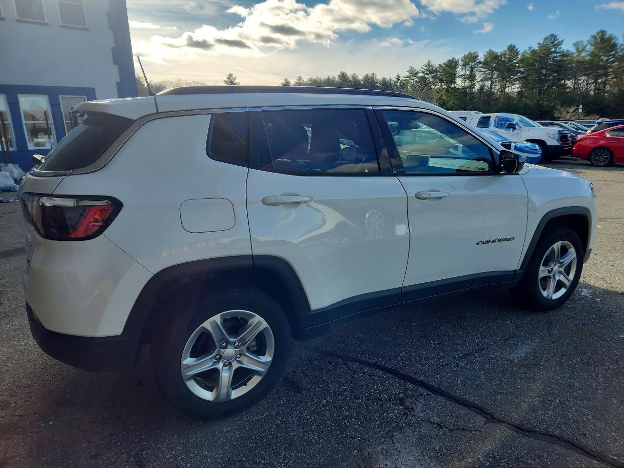 2023 Jeep Compass Latitude - zdjęcie 3