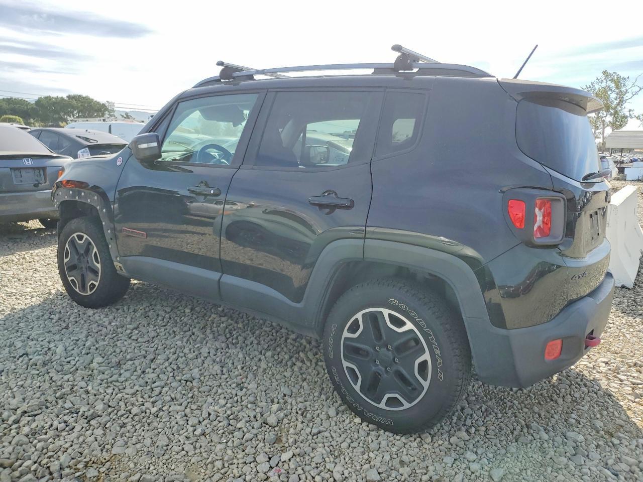 2015 Jeep Renegade Trailhawk - zdjęcie 2