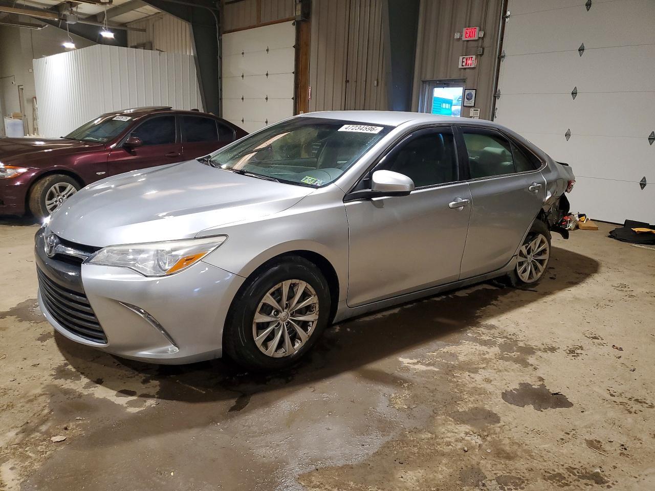 2017 Toyota Camry Le - zdjęcie główne