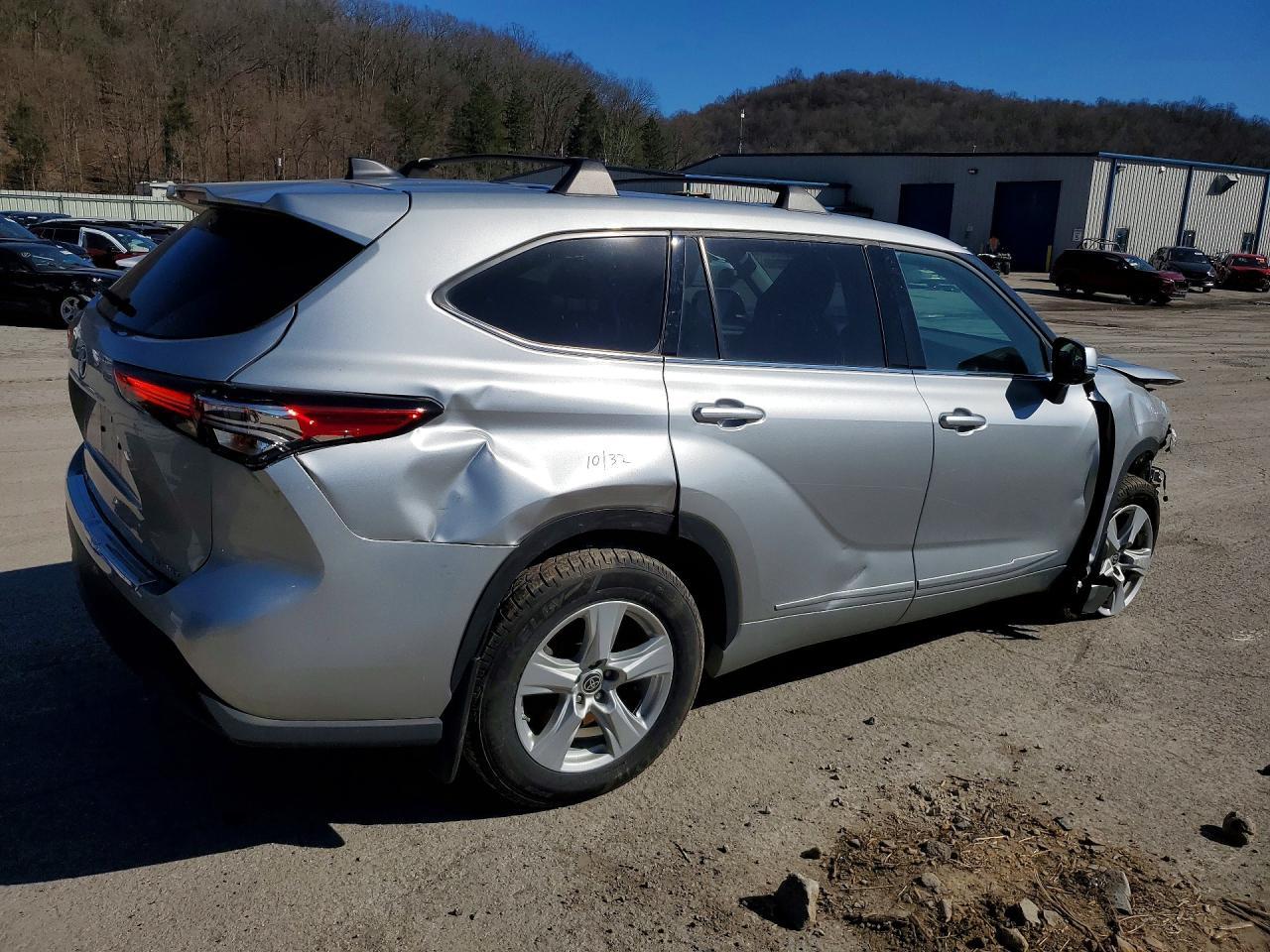 2022 Toyota Highlander Le - zdjęcie 3