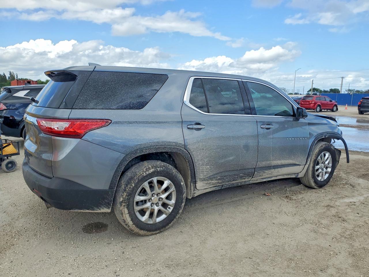 2021 Chevrolet Traverse Ls - zdjęcie 3