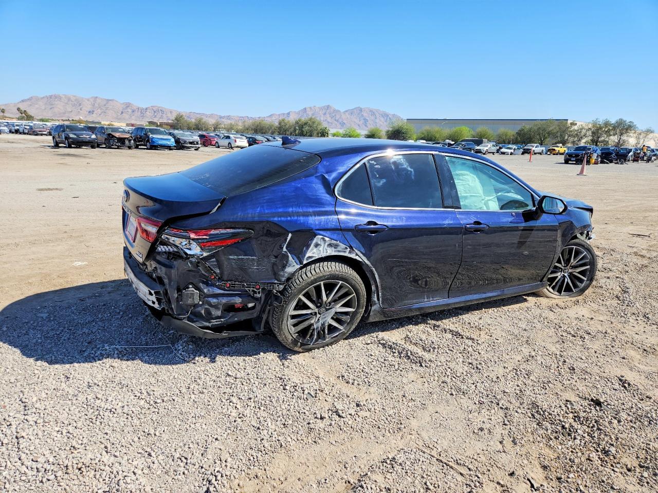 2022 Toyota Camry Hybrid Xle - zdjęcie 3