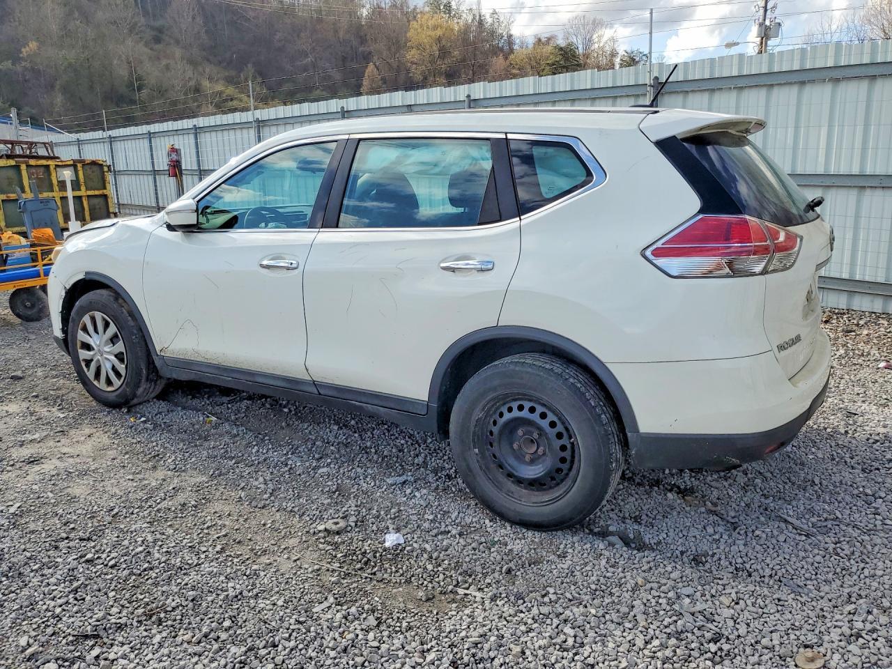 2015 Nissan Rogue S - zdjęcie 2