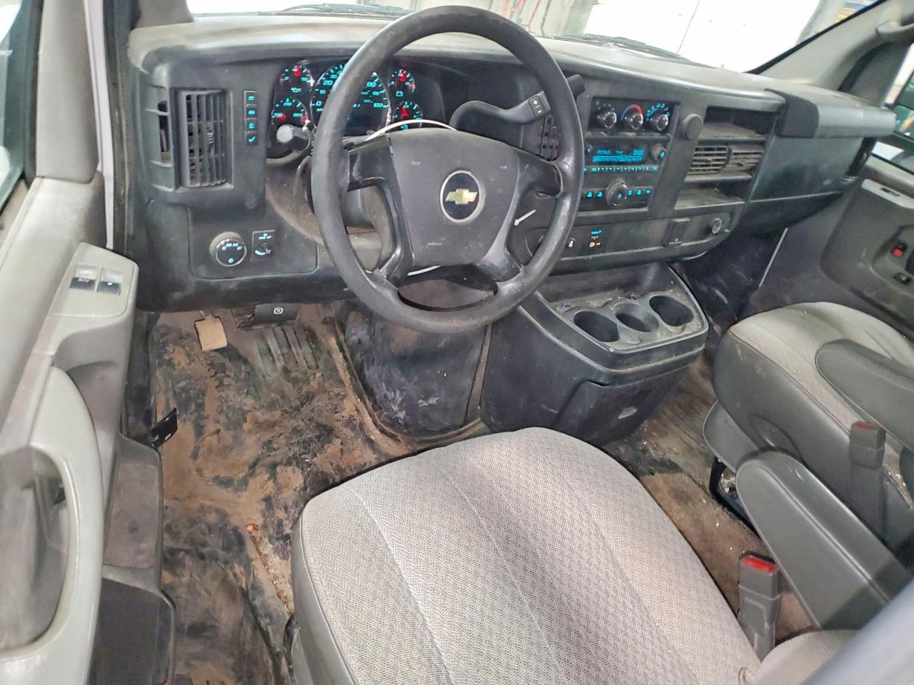 2015 Chev Express G2500 - zdjęcie 8