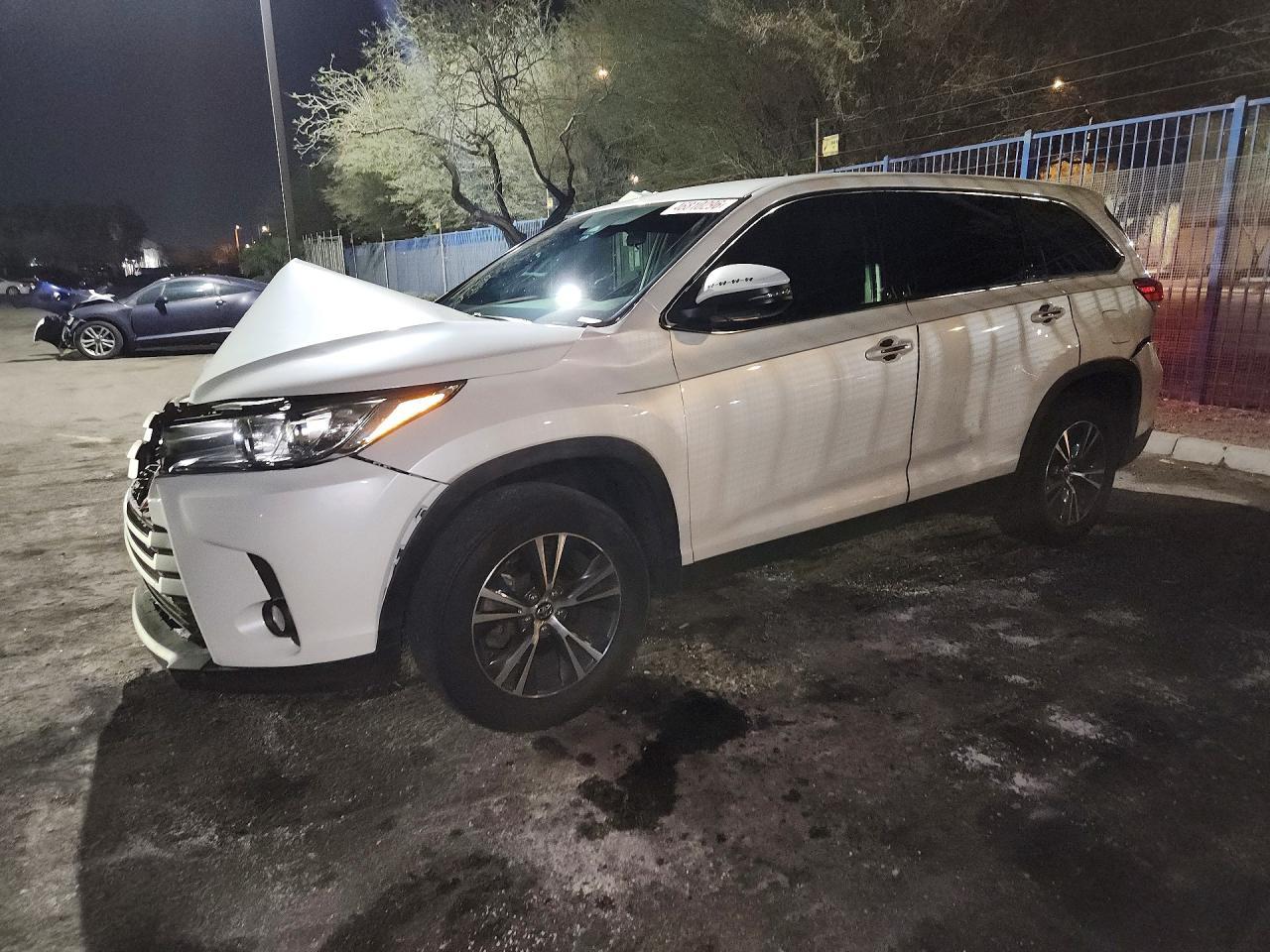 2019 Toyota Highlander Le - zdjęcie główne