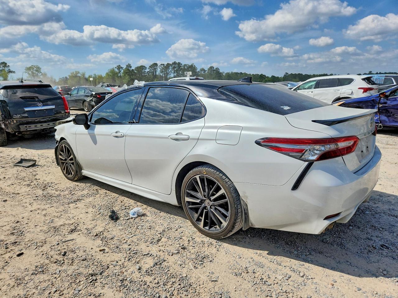2019 Toyota Camry Xse - zdjęcie 2