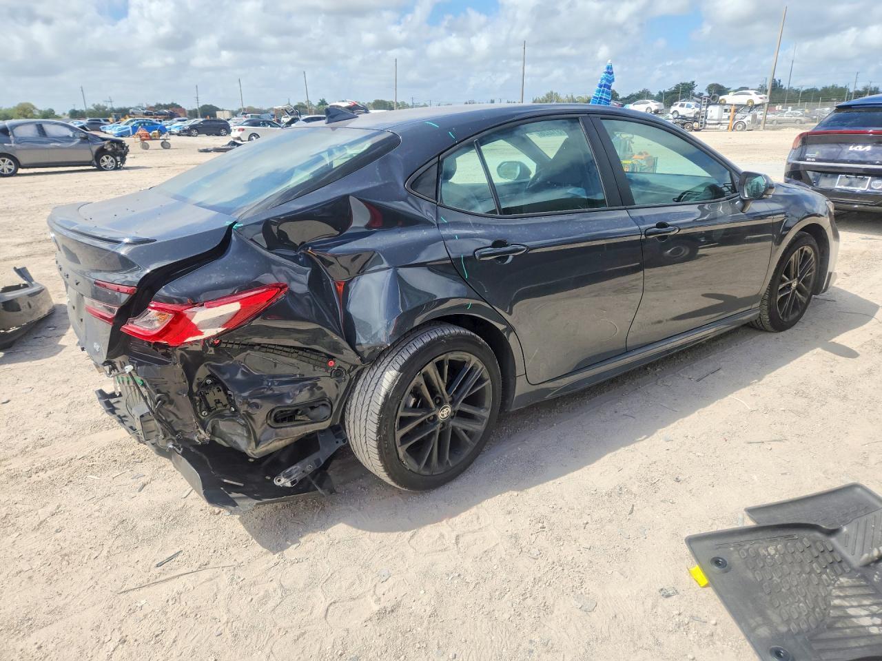 2026 Toyota Camry Se - zdjęcie 3