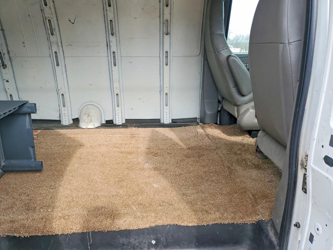 2016 Chevrolet Express G2500 - zdjęcie 11