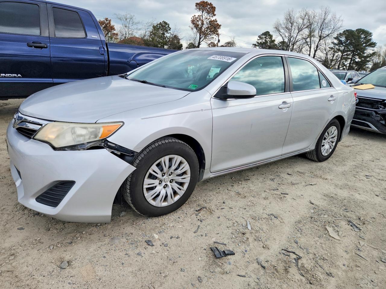 2013 Toyota Camry Le - zdjęcie główne