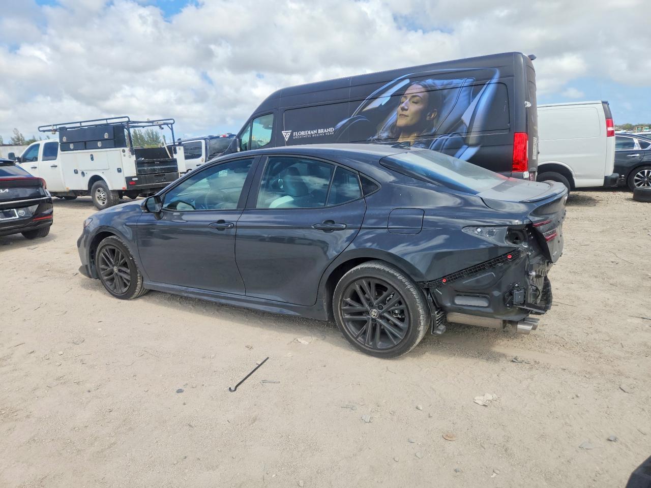 2026 Toyota Camry Se - zdjęcie 2