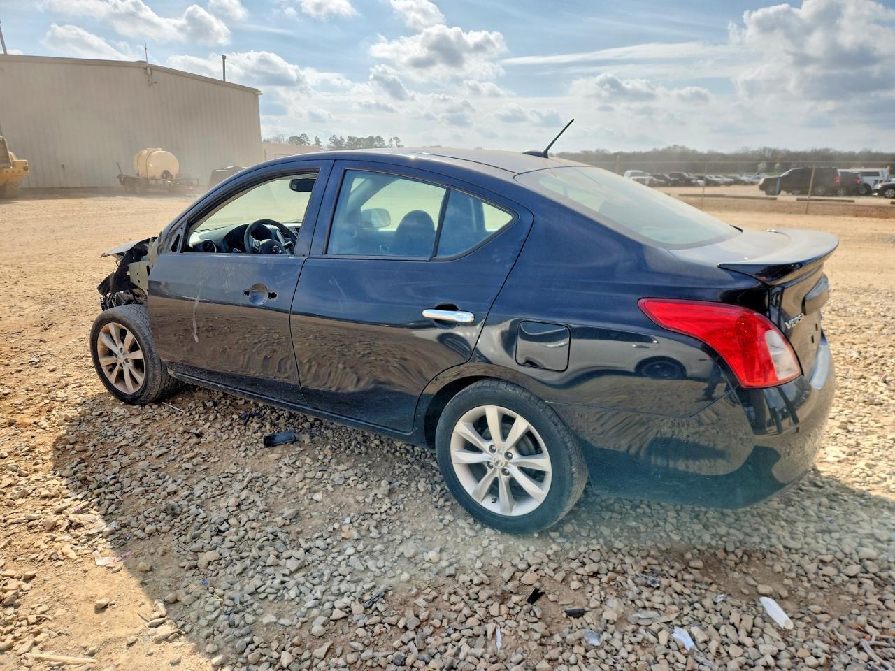 2014 Nissan Versa S - zdjęcie 2