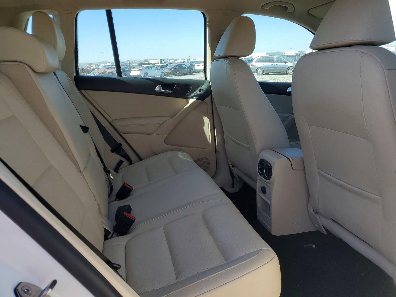 2016 Volkswagen Tiguan S - zdjęcie 11