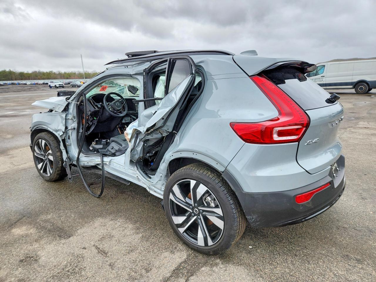 2024 Volvo Xc40 Plus - zdjęcie 2