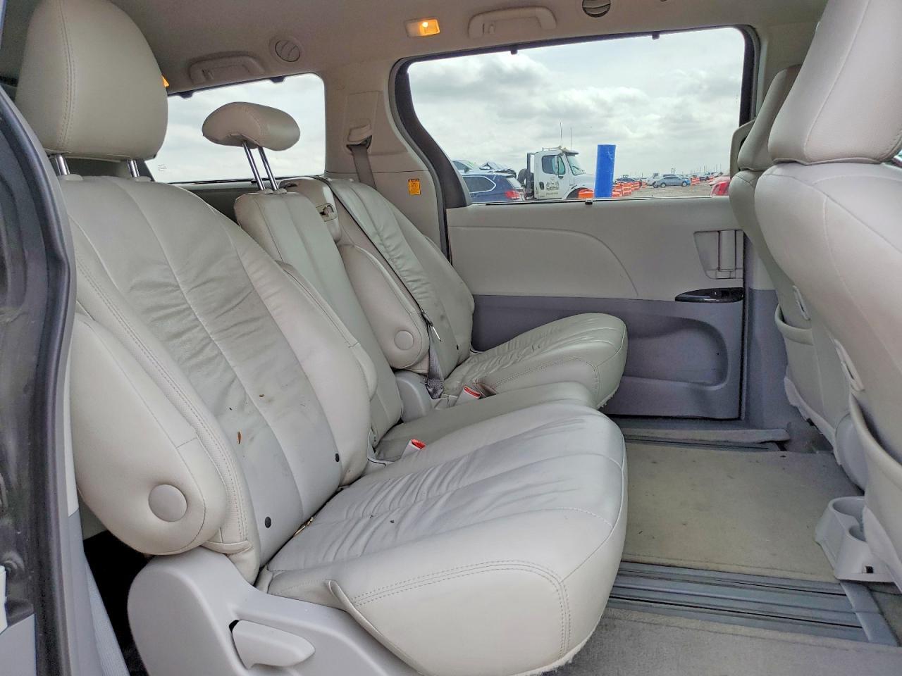 2013 Toyota Sienna Le 8-Passenger - zdjęcie 11