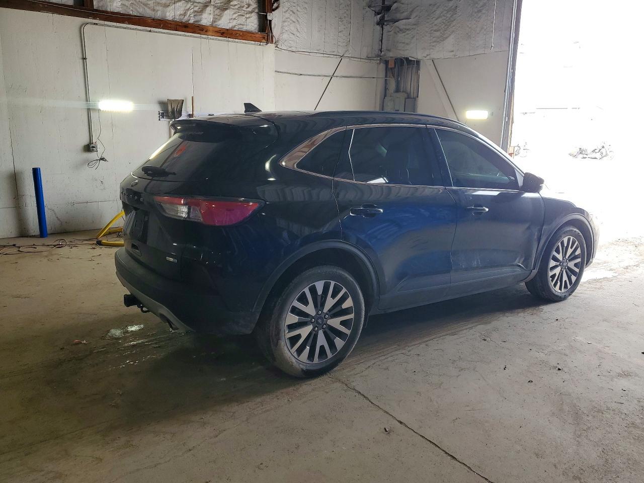 2020 Ford Escape Titanium - zdjęcie 3
