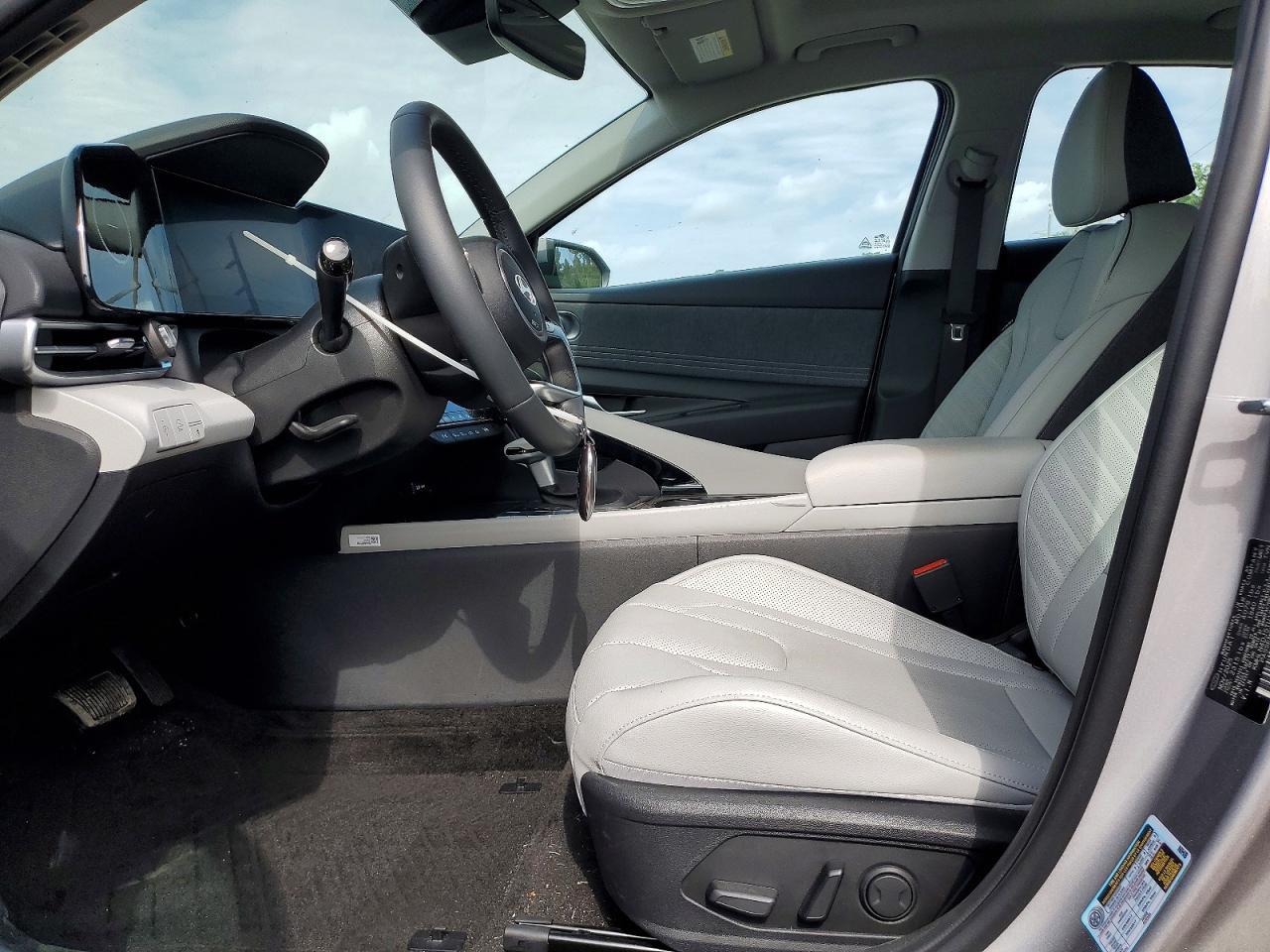 2026 Hyundai Elantra Hybrid Limited - zdjęcie 7