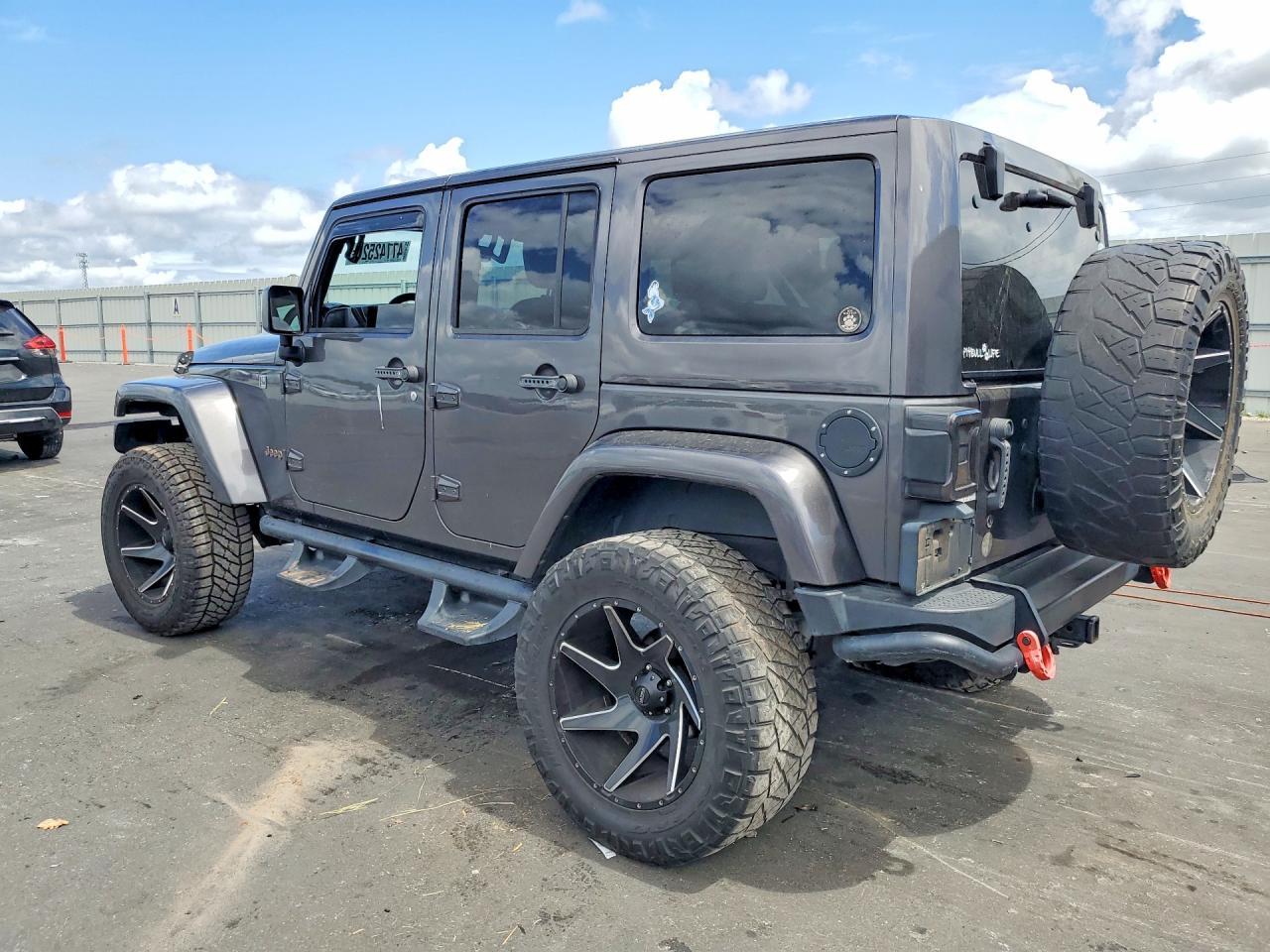 2016 Jeep Wrangler Unlimited Sahara - zdjęcie 2