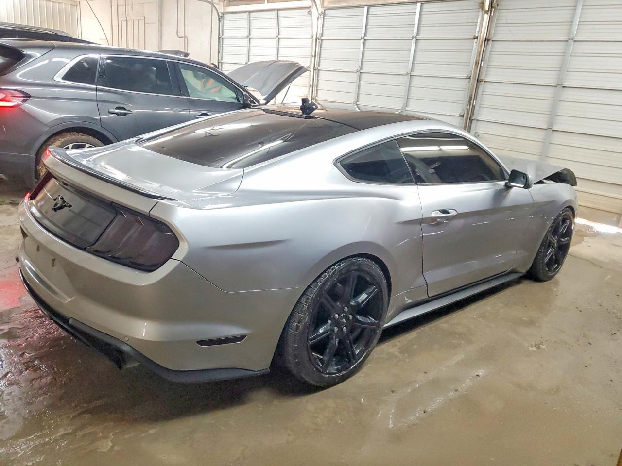 Ford Mustang - zdjęcie 3