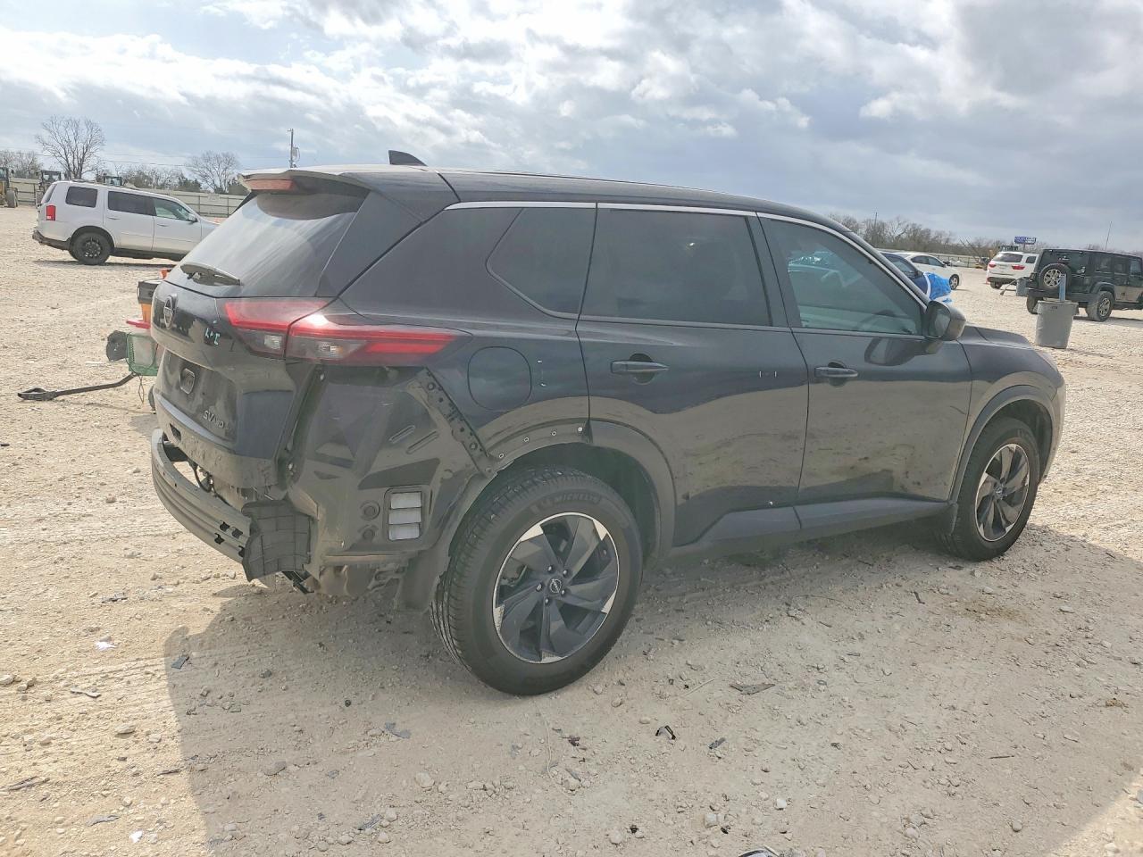 2024 Nissan Rogue Sv - zdjęcie 3