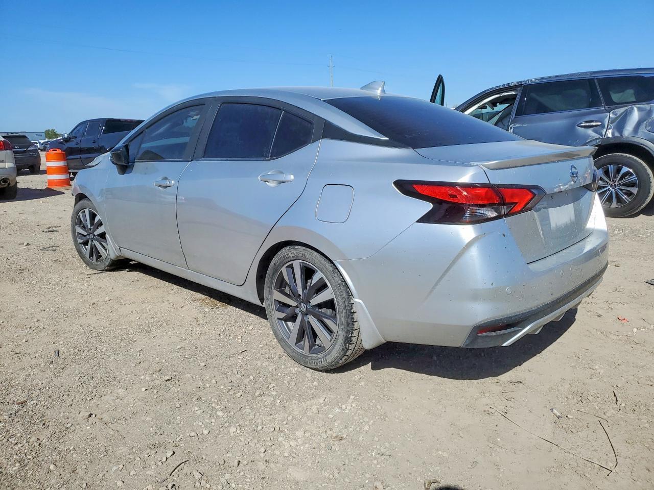 2020 Nissan Versa Sr - zdjęcie 2