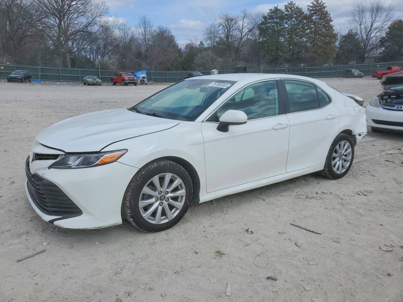 2019 Toyota Camry Le - zdjęcie główne