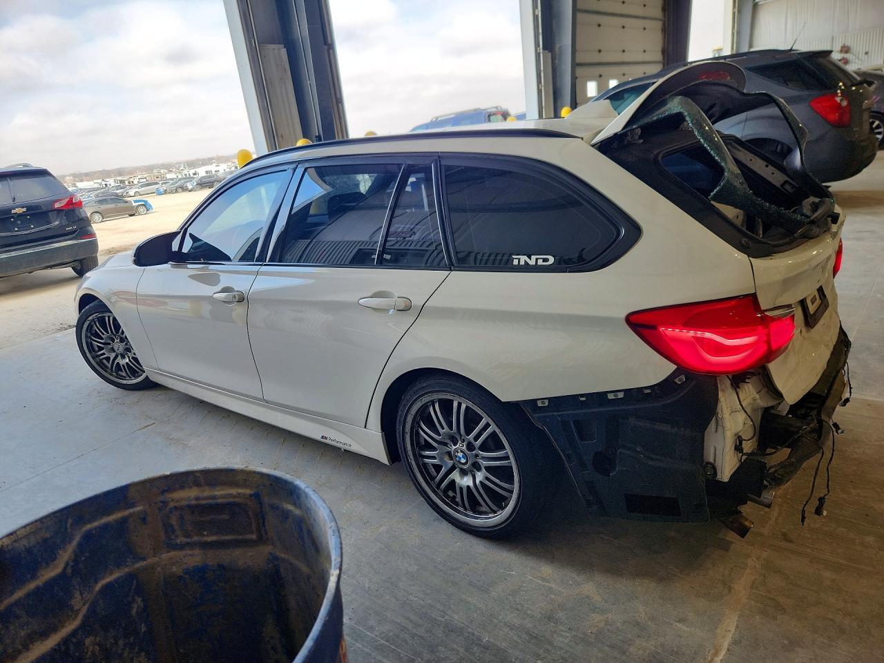 2017 BMW 330 Xi - zdjęcie 2