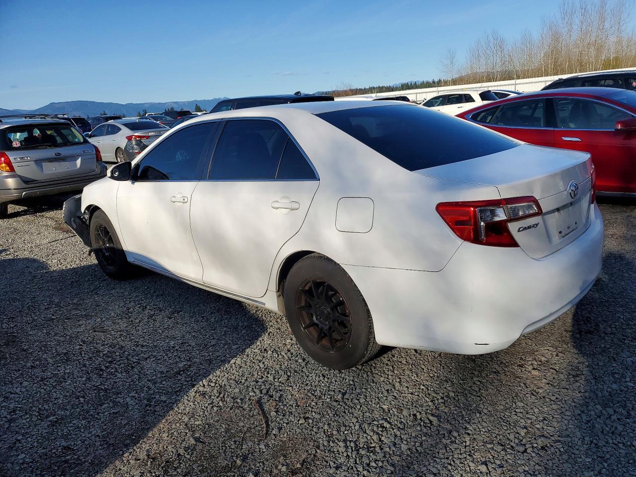 2014 Toyota Camry Le - zdjęcie 2