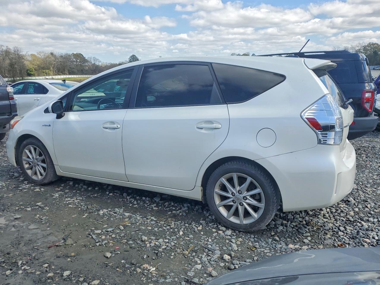 2013 Toyt Prius V - zdjęcie 2