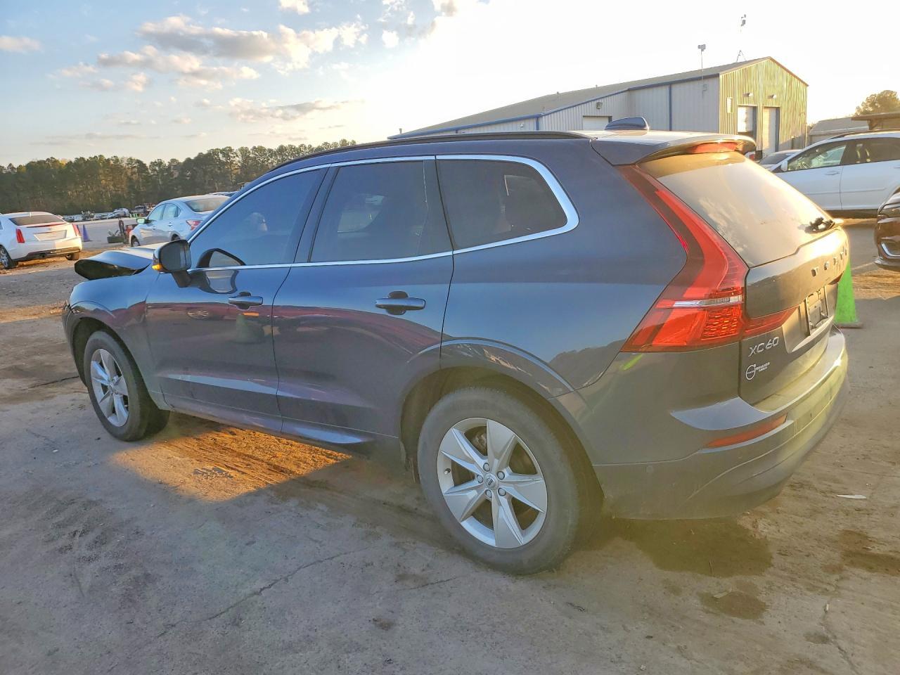 2022 Volvo Xc60 B5 Momentum - zdjęcie 2