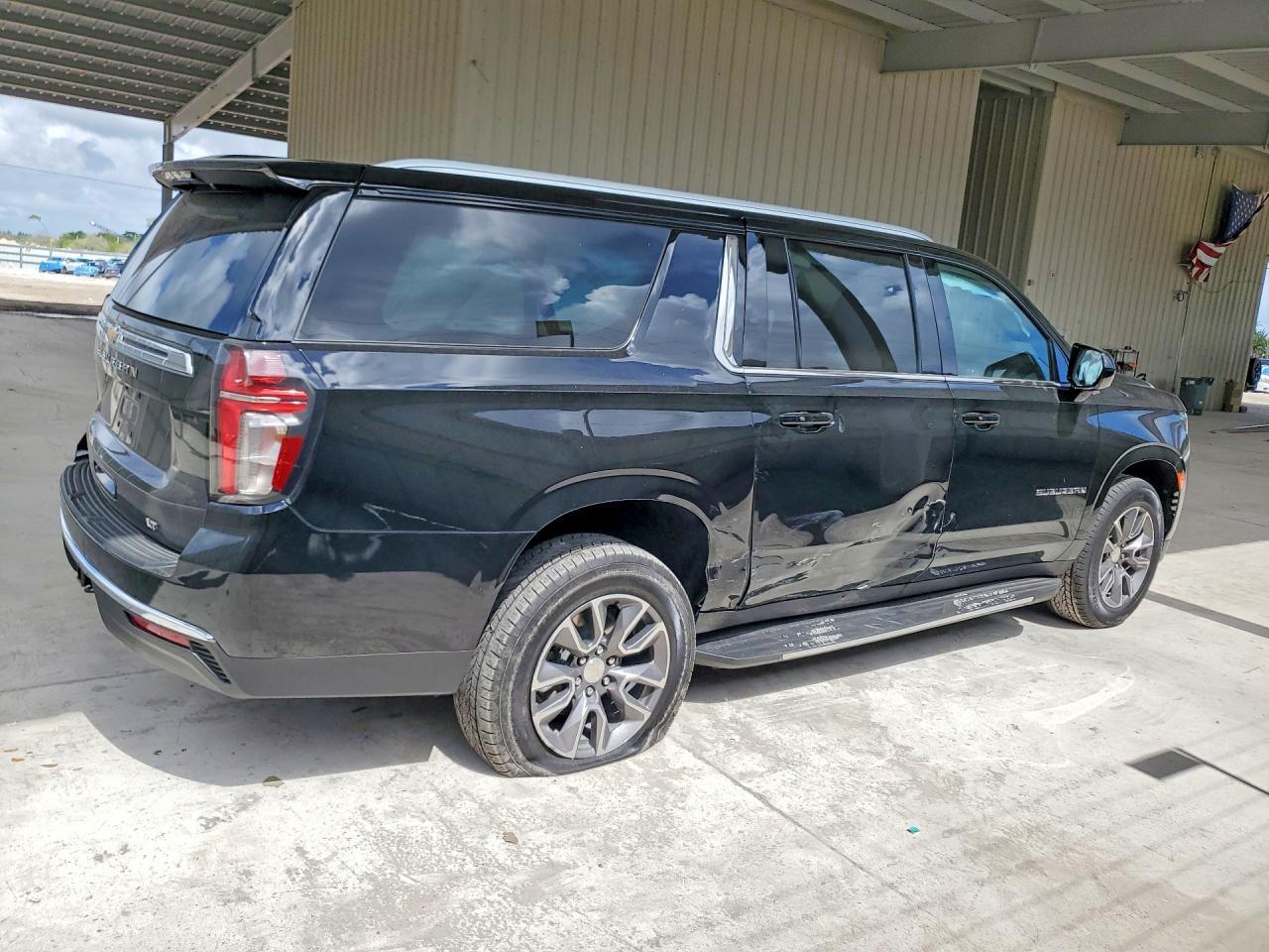 2023 Chevrolet Suburban C1500 Lt - zdjęcie 3