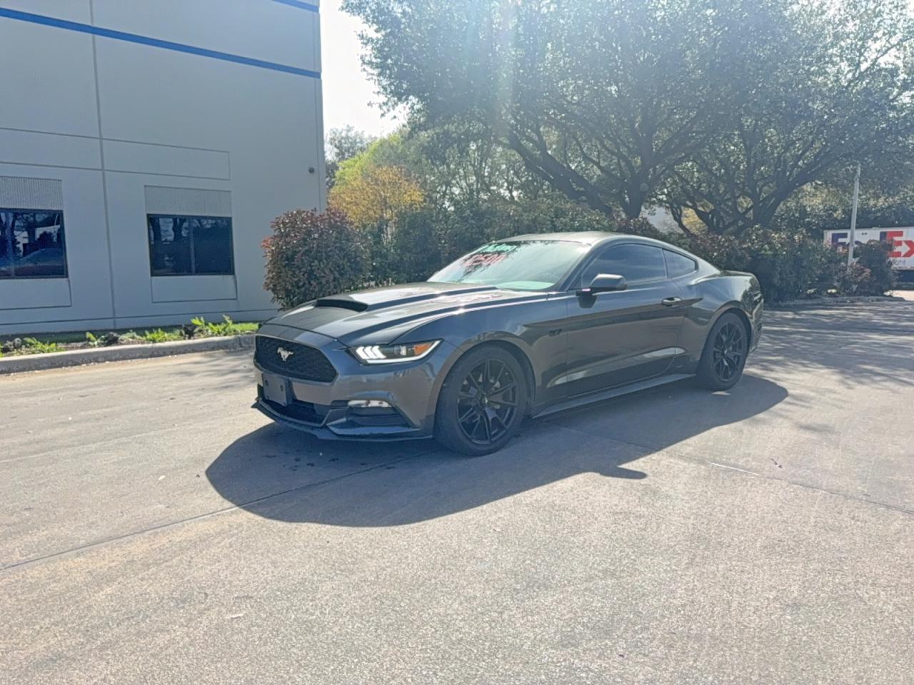 2017 Ford Mustang - zdjęcie 2