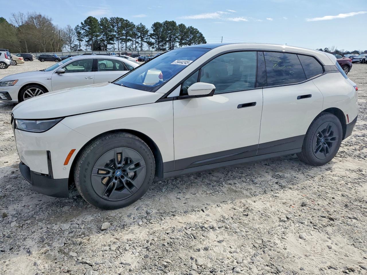 2025 BMW Ix xDrive50 - zdjęcie główne