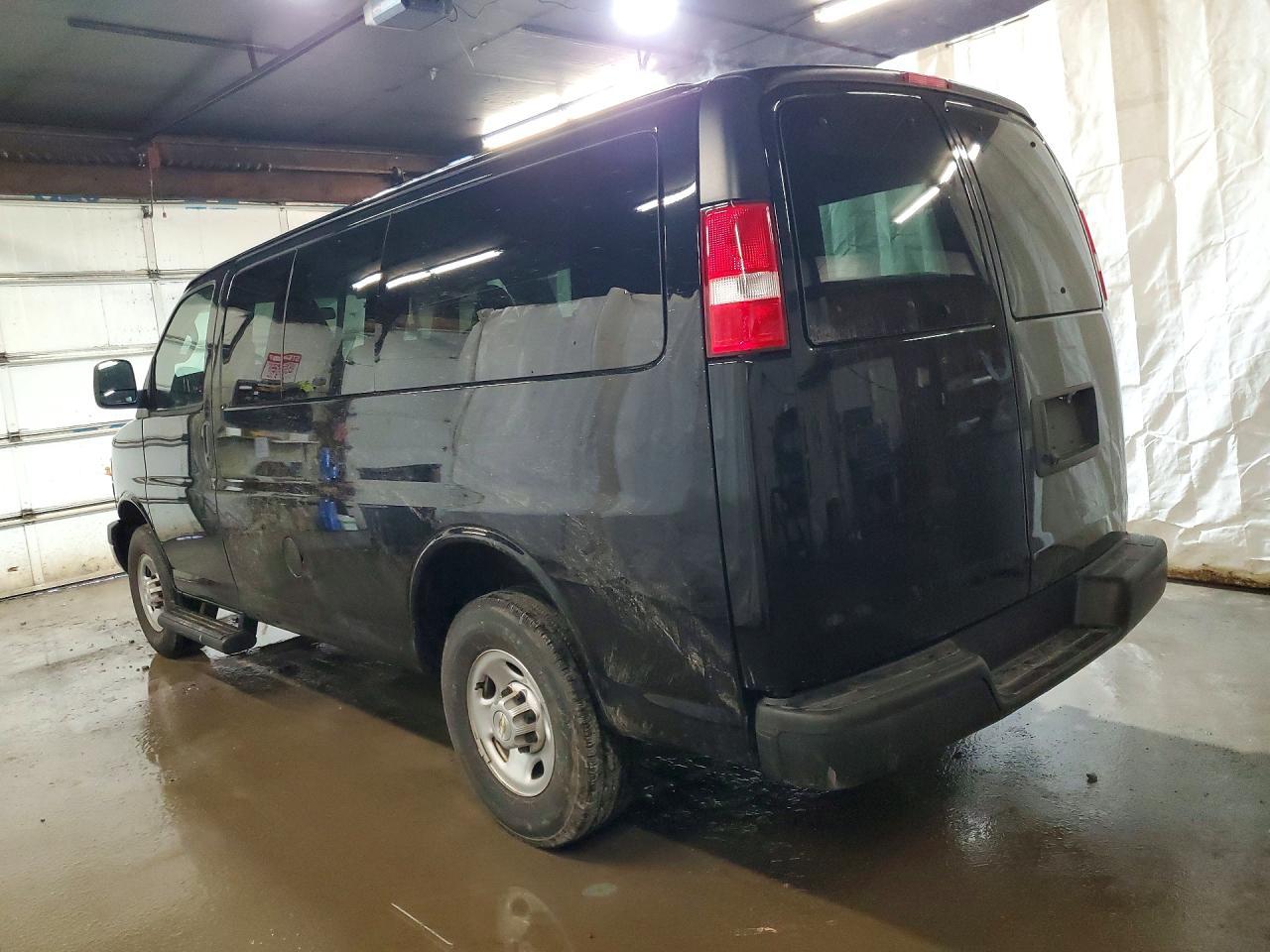 2022 Chevrolet Express G2500 Ls - zdjęcie 2