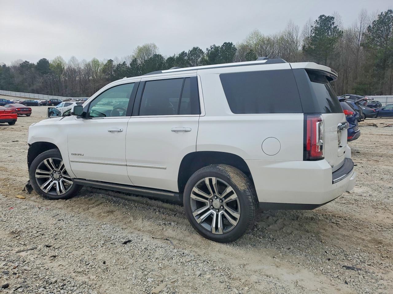 2019 GMC Yukon Denali - zdjęcie 2