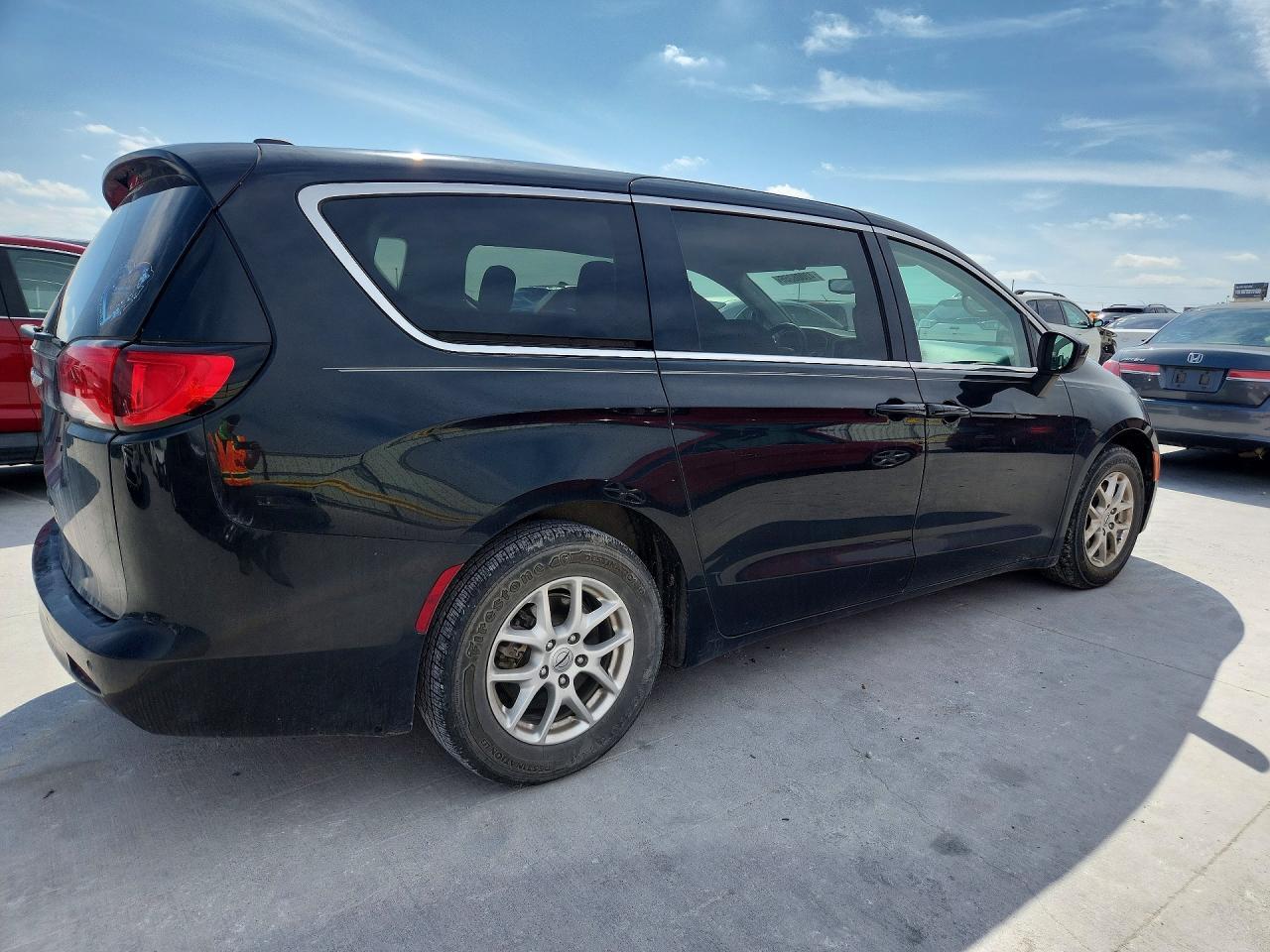 2022 Chrysler Voyager Lx - zdjęcie 3