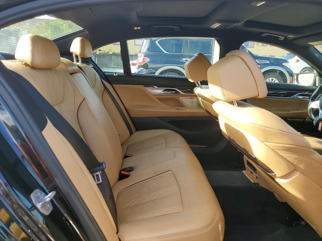 2018 BMW 750 Xi - zdjęcie 10
