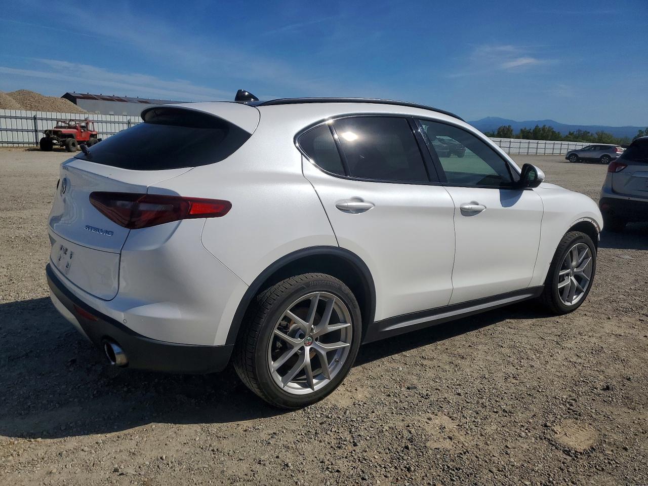 2018 Alfa Romeo Stelvio Ti Sport - zdjęcie 3