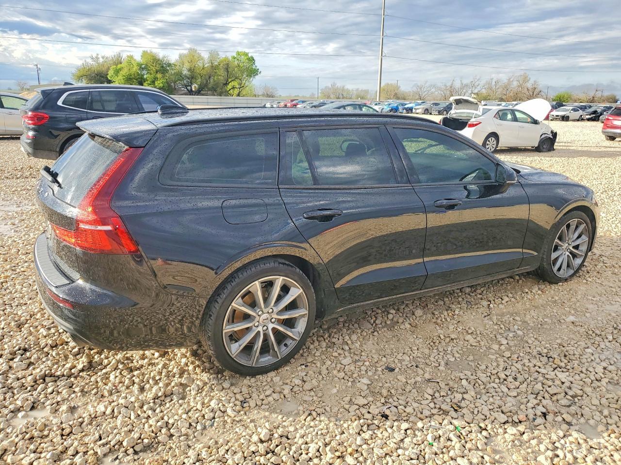 2021 Volvo V60 T5 Momentum - zdjęcie 3