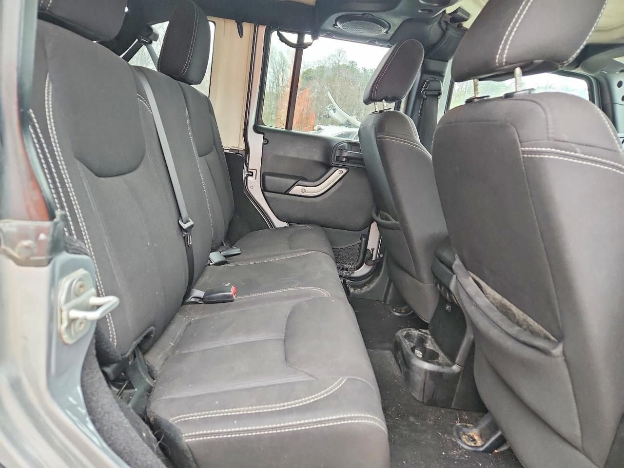 2014 Jeep Wrangler Unlimited Sahara - zdjęcie 11