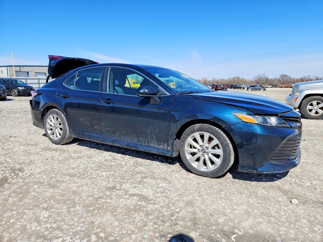 2018 Toyota Camry Le - zdjęcie 4