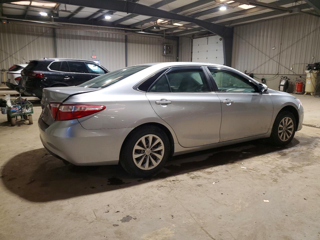 2017 Toyota Camry Le - zdjęcie 3