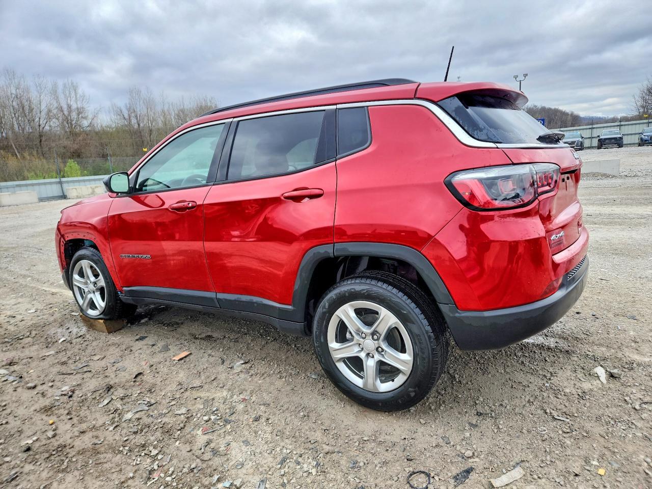 2023 Jeep Compass Latitude - zdjęcie 2