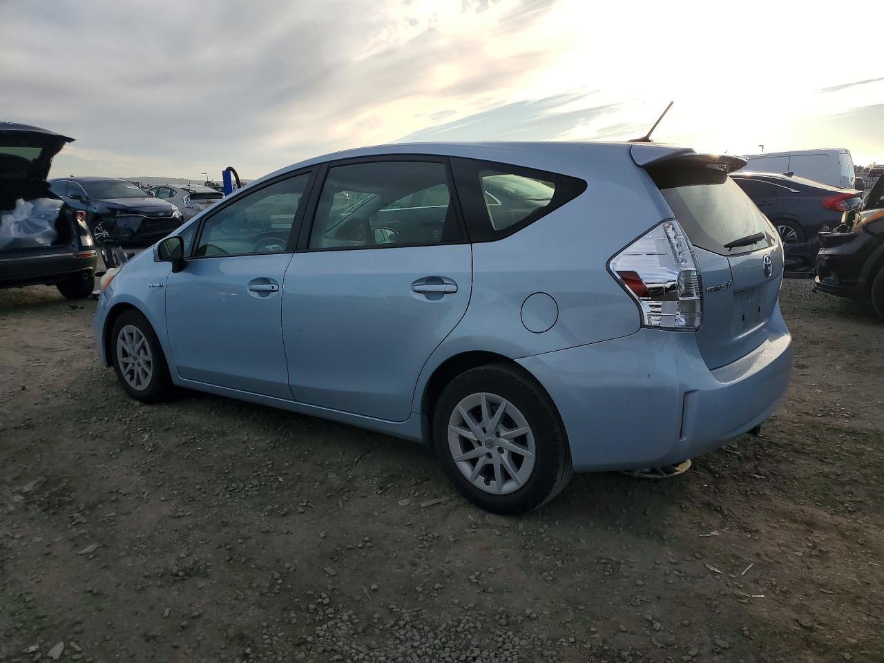 2013 Toyota Prius V Three - zdjęcie 2