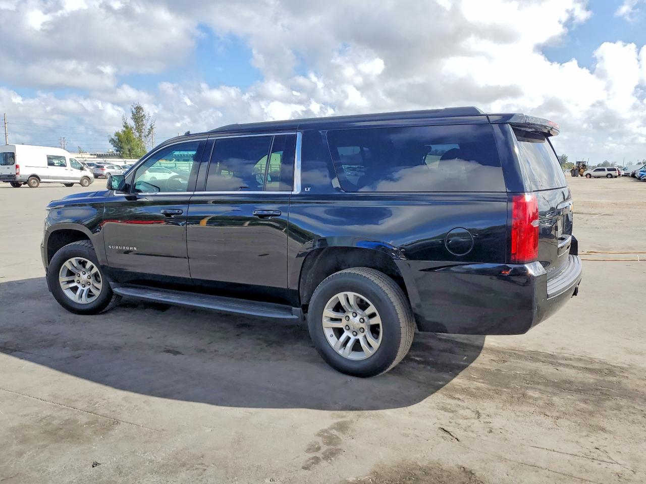 2019 Chevrolet Suburban K1500 Lt - zdjęcie 2