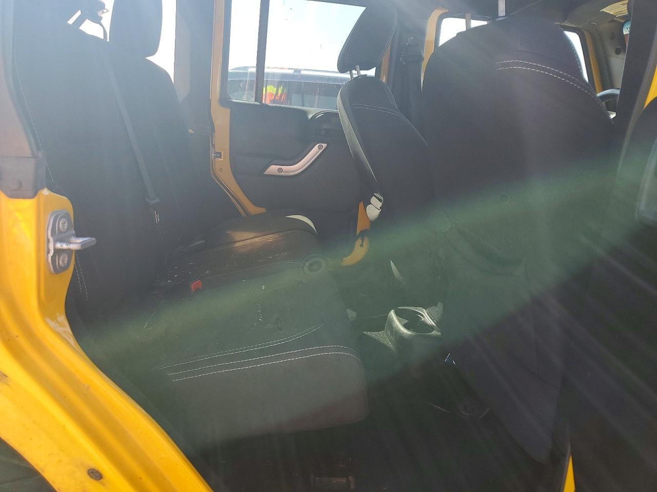 2015 Jeep Wrangler Unlimited Sahara - zdjęcie 11