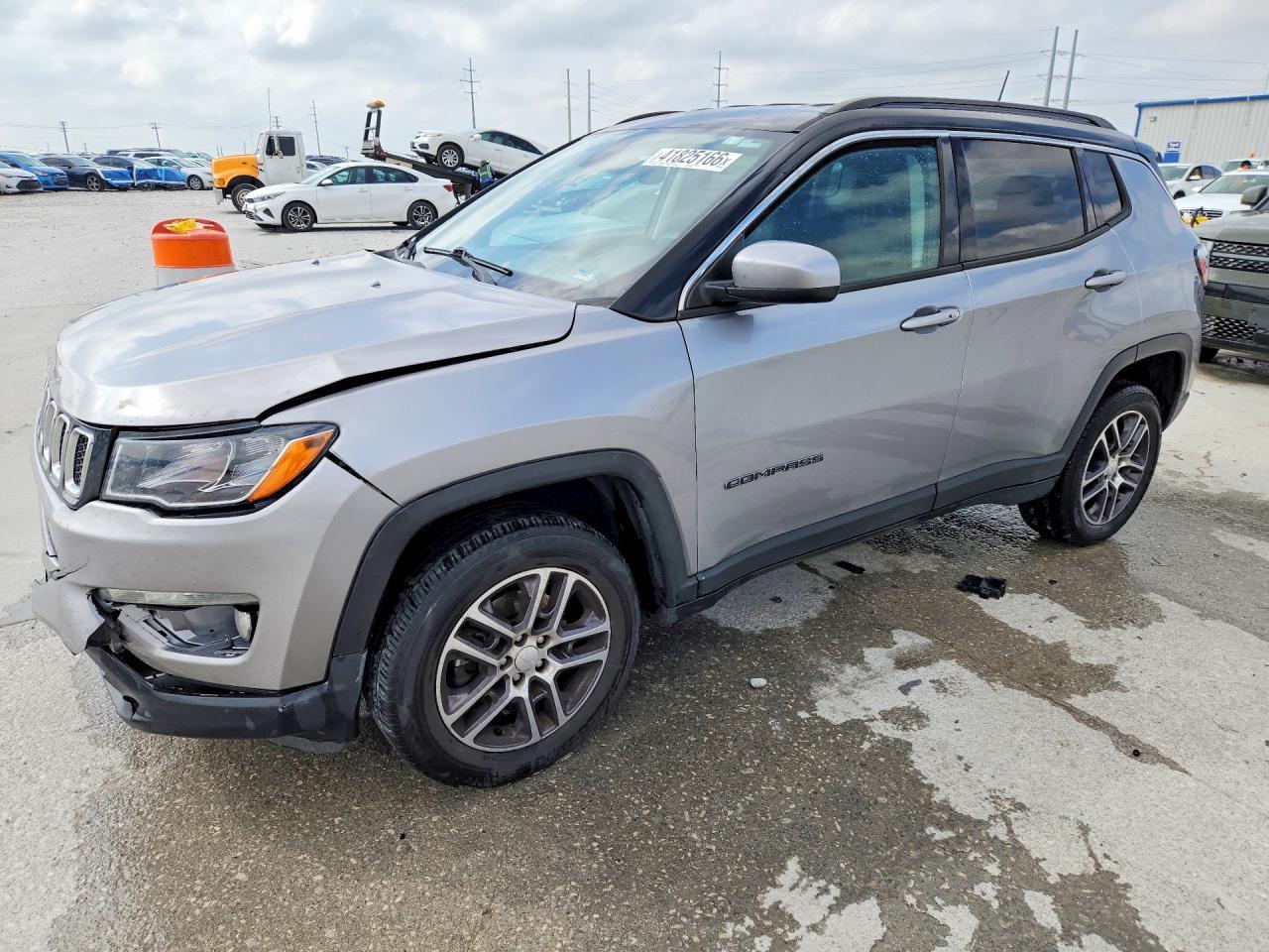 2018 Jeep Compass Latitude - zdjęcie główne